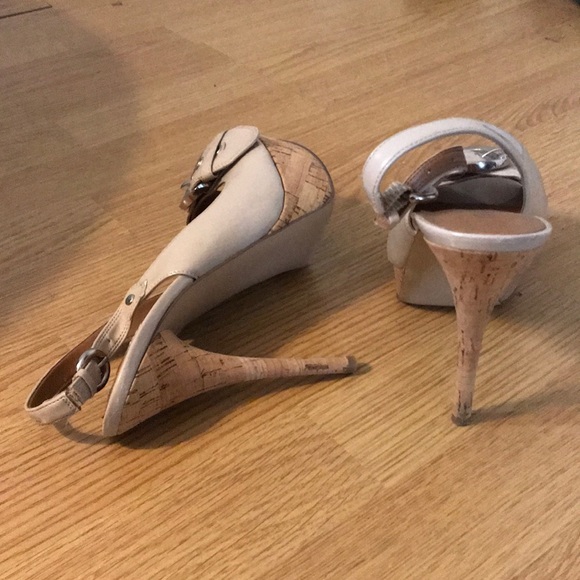 👠 - Picture 3 of 3